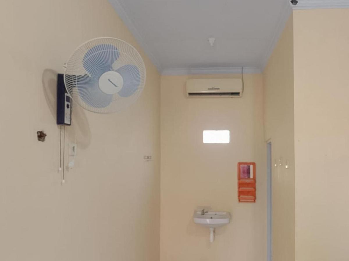 Zulfina Homestay Syariah Mitra Reddoorz Banyuwangi  Εξωτερικό φωτογραφία