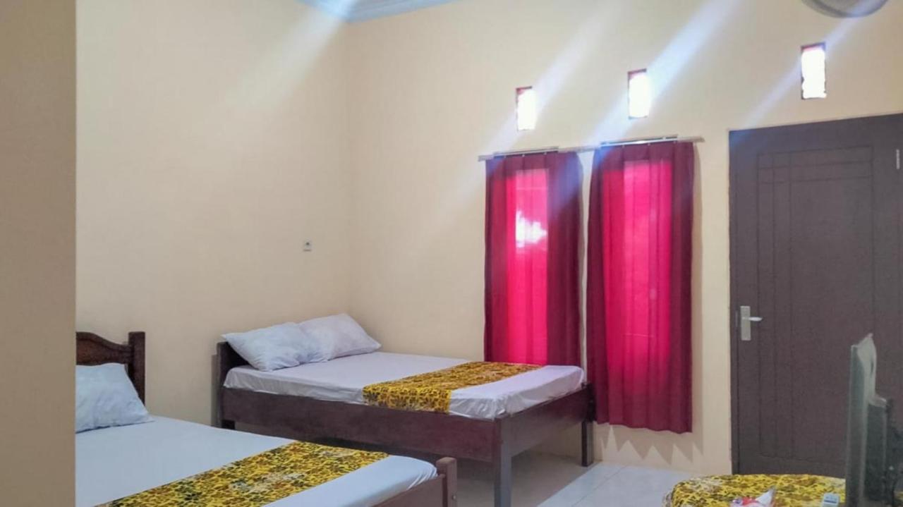 Zulfina Homestay Syariah Mitra Reddoorz Banyuwangi  Εξωτερικό φωτογραφία