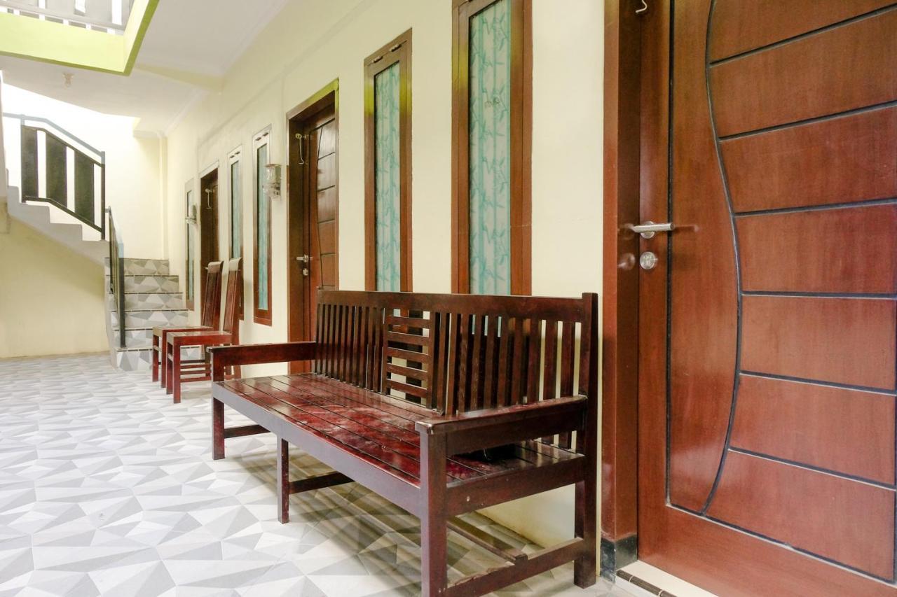Zulfina Homestay Syariah Mitra Reddoorz Banyuwangi  Εξωτερικό φωτογραφία
