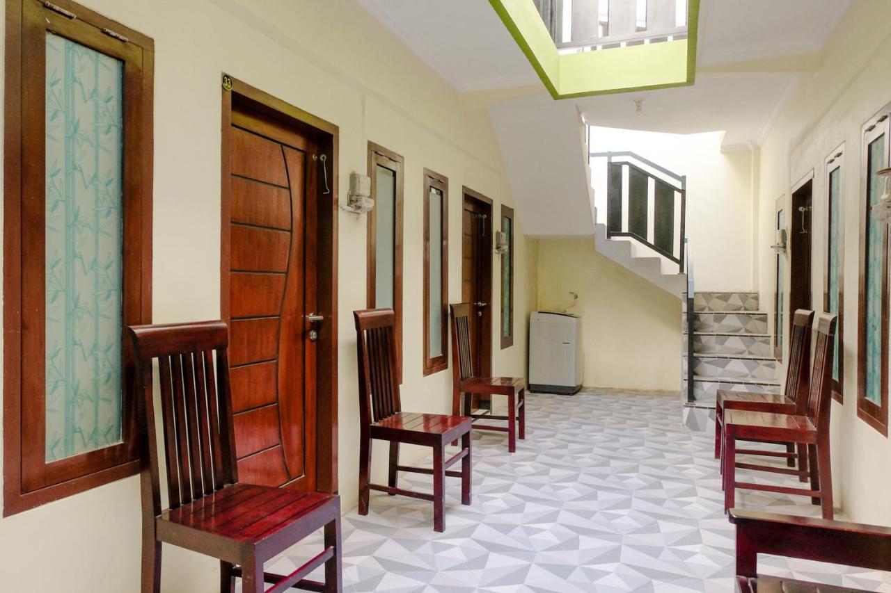 Zulfina Homestay Syariah Mitra Reddoorz Banyuwangi  Εξωτερικό φωτογραφία