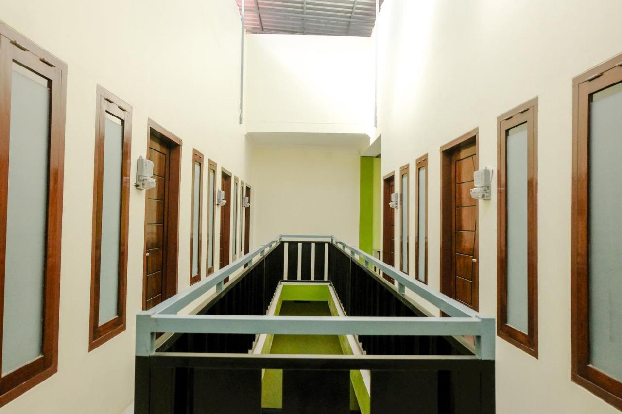 Zulfina Homestay Syariah Mitra Reddoorz Banyuwangi  Εξωτερικό φωτογραφία